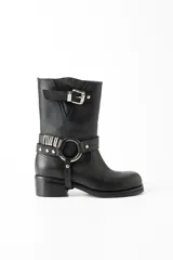 Bota de cuero negra de caña media, con hebilla superior y arnés con detalles metálicos plateados. Taco bajo de 3 cm.