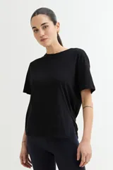 Remera blanca de algodón con cuello redondo y mangas cortas, corte recto y tajo lateral.