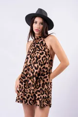 Vestido corto con estampado de leopardo, cuello halter anudado y corte holgado.