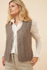 Chaleco marrón con delanteras en punto abanico crochet. Prenda de lana fina sin teñir.