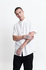 Camisa blanca a rayas con textura, cuello mao y fit slim.