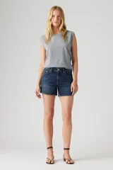 Shorts de jean de tiro alto, color azul oscuro, con corte a la rodilla.