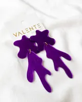 Caravanas de acrílico color violeta, con diseño moderno y medidas de 3,5 x 9 cm.