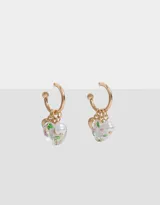 Aros dorados tipo argolla con dije de corazón de vidrio transparente con flores, perla y corazón dorado.