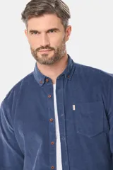 Camisa de pana marrón de manga larga con cuello abotonado y bolsillo en el pecho.