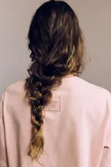 Camiseta de punto suave de algodón color rosado pálido, con corte holgado y mangas cortas. Presenta un motivo con texto en relieve/bordado en el frente que dice "Drive me mad".