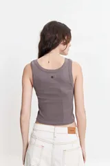 Musculosa color amarillo pastel, acanalada, de fit ajustado y textura suave.
