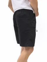 Bermuda negra de nylon con cinturón incorporado ajustable, dos bolsillos laterales superiores, dos bolsillos laterales con cierre y dos bolsillos traseros con botón.
