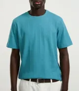 Remera celeste de algodón con poliéster y elastano, corte regular, cuello redondo, manga corta y textura vertical.