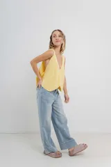 Pantalón de jean celeste claro, de tiro alto y pierna ancha.
