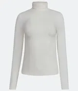 Blusa negra de algodón con cuello alto y mangas largas.