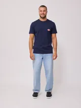 Remera azul marino de algodón con bolsillo en el pecho y logo de la marca Rusty.