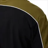 Remera negra de corte clásico con cuello polo, mangas cortas con ribete blanco y detalle de franja verde en los hombros.