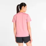 Remera deportiva de poliéster color rosado, de corte clásico y manga corta.