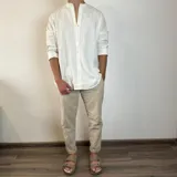 Camisa de lino color blanco, de manga larga con puños abotonados y cuello mao. Corte oversize.