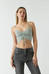 Top de breteles finos color rosa viejo, con escote fruncido y cordón ajustable.