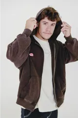 Campera con capucha color marrón con cierre frontal y logo de la marca en el pecho.