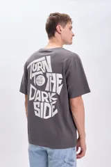 Remera gris oscuro de manga corta con estampa blanca en la espalda con la frase "Turn to the dark side" y el dibujo de la Estrella de la Muerte de Star Wars.