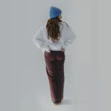 Pantalón marrón de pana de corte recto.