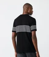 Polo de hombre slim fit, confeccionada en viscosa y poliamida, color negro con rayas horizontales blancas, cuello tradicional con botones y mangas cortas.