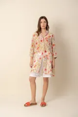 Camisa larga con estampado geométrico en tonos fucsia, naranja y rojo.