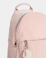 Mochila negra de cuerina con correas regulables, manija superior, acceso con cierre superior, bolsillo frontal acolchado con cierre y llavero con charm de corazones.