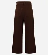 Pantalón wide leg color crudo, de sarga con tiro alto, trabillas, bolsillos delanteros y traseros, y costura vertical delantera.