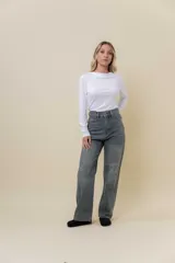 Jean de denim gris con calce ancho (wide leg) y tiro medio-alto. Presenta un detalle sutil de strass a lo largo de la tela.
