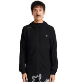 Campera negra con capucha, ultraliviana y plegable, con cierre frontal y logo estampado en el pecho.