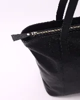 Bolso tote de cuero color suela con textura tipo cocodrilo, doble asa de hombro y cierre superior. Incluye bolsillo interior y llavero.