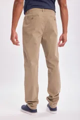Pantalón chino color tostado, de corte recto y tiro medio.