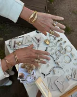 Brazalete rígido de bronce y alpaca maciza, con diseño orgánico irregular.