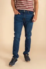 Pantalón de jean corte slim color azul oscuro.
