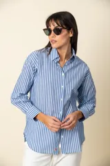 Camisa celeste y azul a rayas verticales, de corte clásico y manga larga.