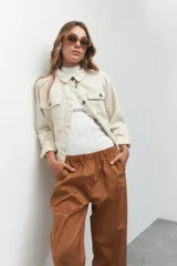 Pantalón ancho de gamuza color marrón, con tiro bajo y cuatro bolsillos, elástico a la cintura.