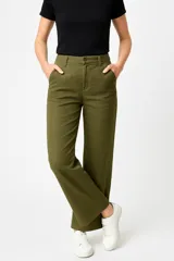 Pantalón color verde oliva, de jean, recto y de calce alto.