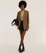 Blusa color beige de jacquard con cuello redondo y mangas largas.