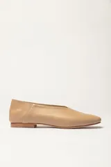 Chatas plateadas de cuero vacuno, con talón suave y suela de cuero.