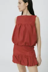 Minifalda color ladrillo con cintura alta y ruedo con volados.