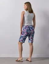 Bermuda estampada azul con diseño de líneas verticales blancas, marca Zac & Rachel. Tiene pretina ancha elastizada.
