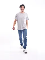 Remera azul de corte clásico y mangas cortas.