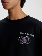 Remera de manga larga en color negro, confeccionada con algodón orgánico, con estampado en relieve de Calvin Klein en el pecho y la espalda.