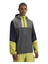 Campera deportiva impermeable Under Armour Halo Run Jacket, color gris con detalles en amarillo y azul marino. Cuenta con capucha, cierre frontal y bolsillos laterales con cierre.