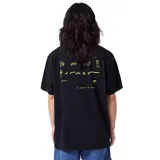 Remera negra de manga corta con logo de la marca estampado en el pecho.