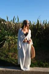 Kimono largo de crepe blanco, con mangas amplias y abertura frontal.