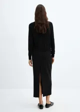 Sweater negro de tejido de punto fino, corte recto, cuello redondo, manga larga y terminaciones en canalé.