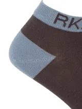 Calcetines tobilleros marrones con puntera, talón y borde superior en gris. Presentan el logo RKF en el borde superior.