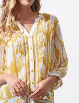 Blusa de gasa estampada, marca Figueroa & Flower. Tiene cuello a la base con escote en V, apertura central con botones y mangas largas ¾ amplias.