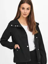 Chaqueta corta negra con capucha, mangas largas, cierre de botones, bolsillos frontales y cordón ajustable en la cintura.