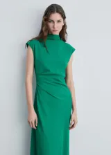 Vestido midi verde con cuello alto, sin mangas y cintura drapeada.